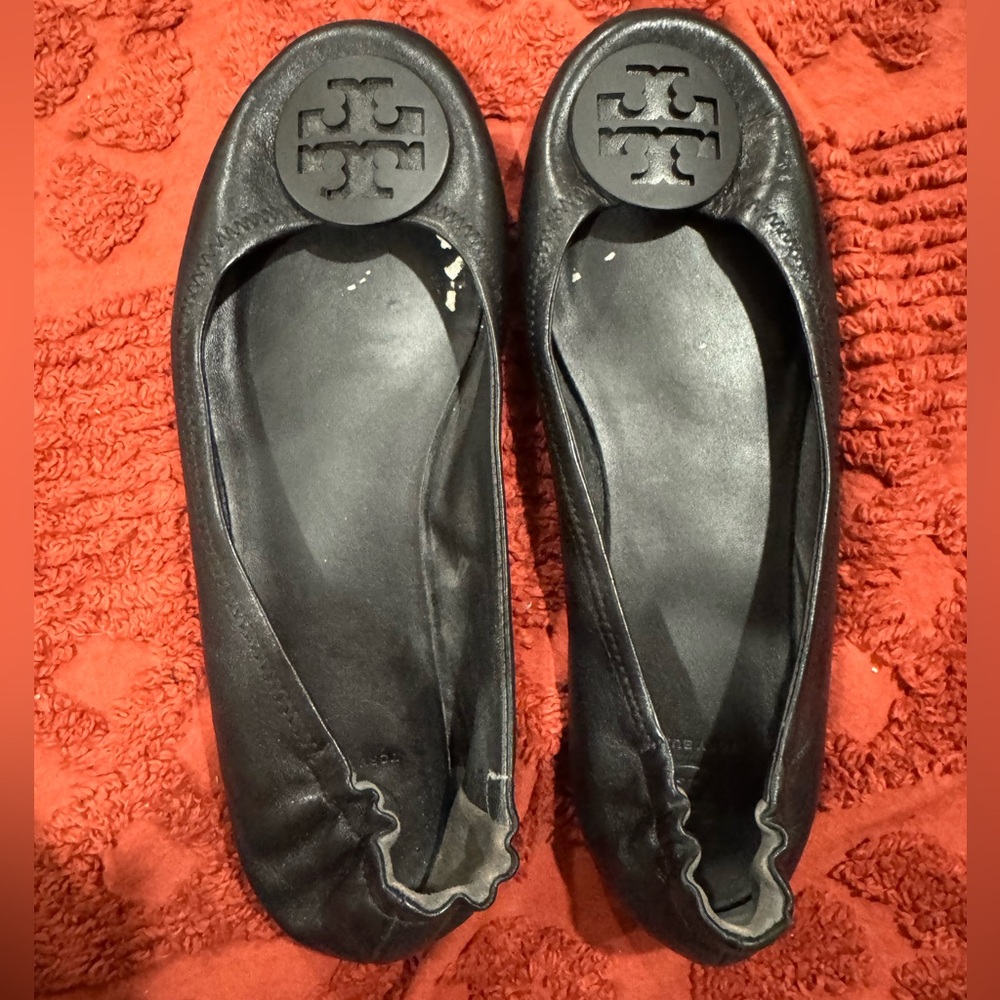 Tory Burch Black Leather Flats with Logo Medallion
